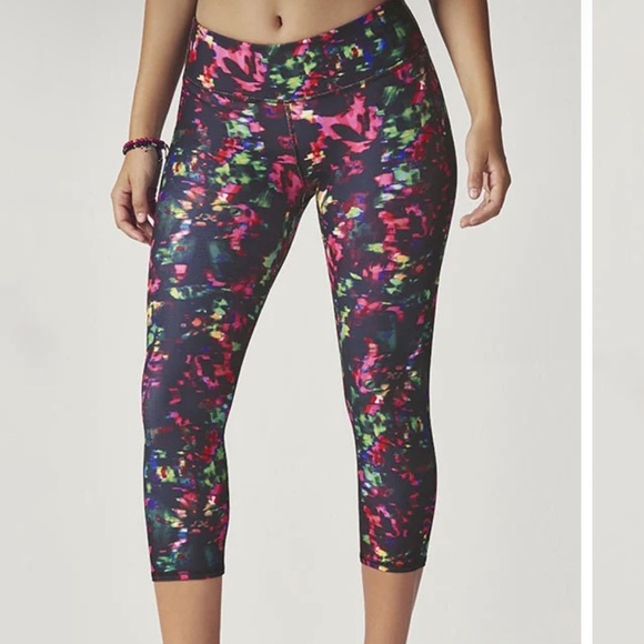 NWT Fabletics Chroma Multi-Colored A Cut Above the Rest Salar Capris Size XL - Picture 1 of 8